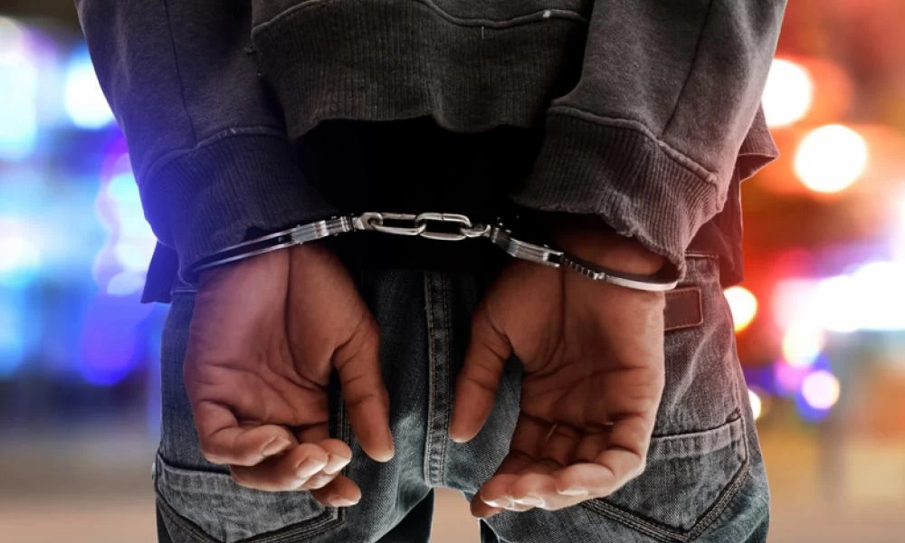 Πέρασαν χειροπέδες σε γνωστό τράπερ στο εμπορικό κέντρο του Αγίου Δημητρίου